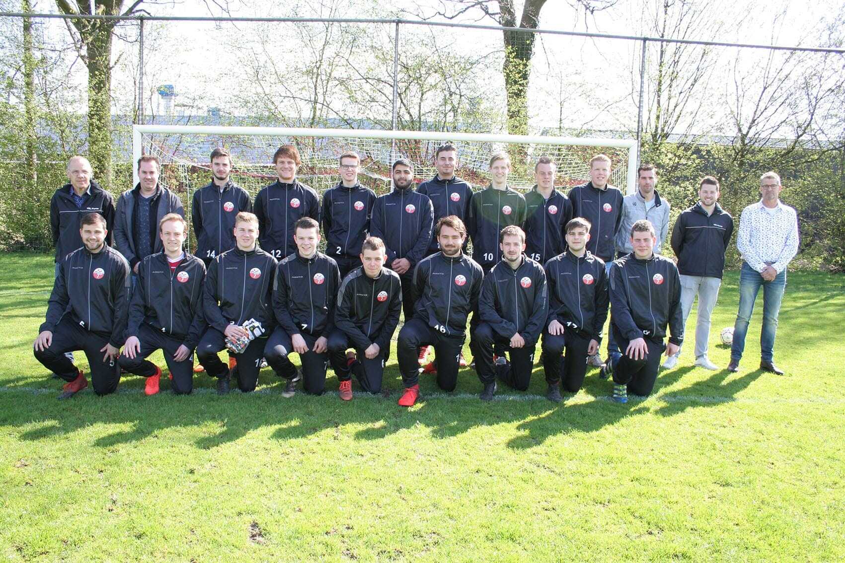 Nieuwe trainingspakken tweede elftal